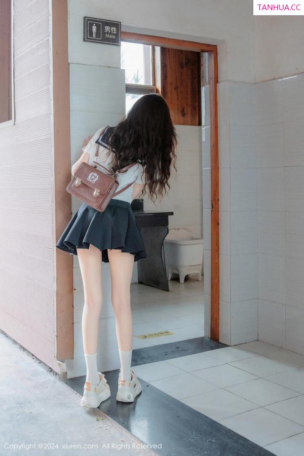   [XiuRen]高清写真图 2024.08.01 No.8948 拍黄瓜girl 制服美腿第15张图片